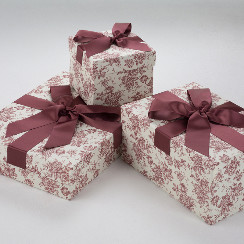 Die Accessoires-Boxen Red Vintage Flowers eignen sich perfekt zum Verstauen Ihrer Hochzeitsaccessoires.